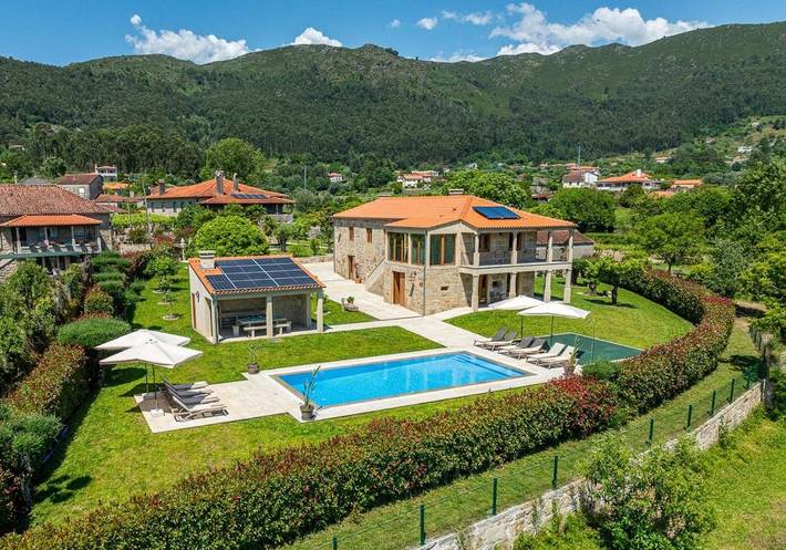 Location de vacances pour 10 personnes, avec Balcon et Terrasse ainsi que Jardin et Piscine dans Moreira do Lima