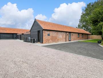 Holiday Rental for 11 People in South Walsham, Norfolk, Photo 1