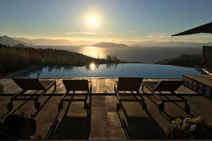 Villa for 7 people, with balcony and garden as well as hot tub in Aegina