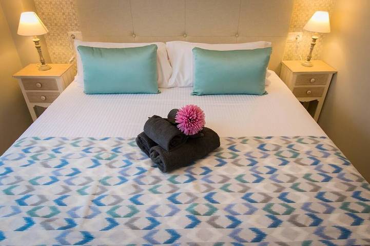 Entire apartment, H2M Suites 2 bedroom with rooftop terrace in Málaga Central District, Malaga