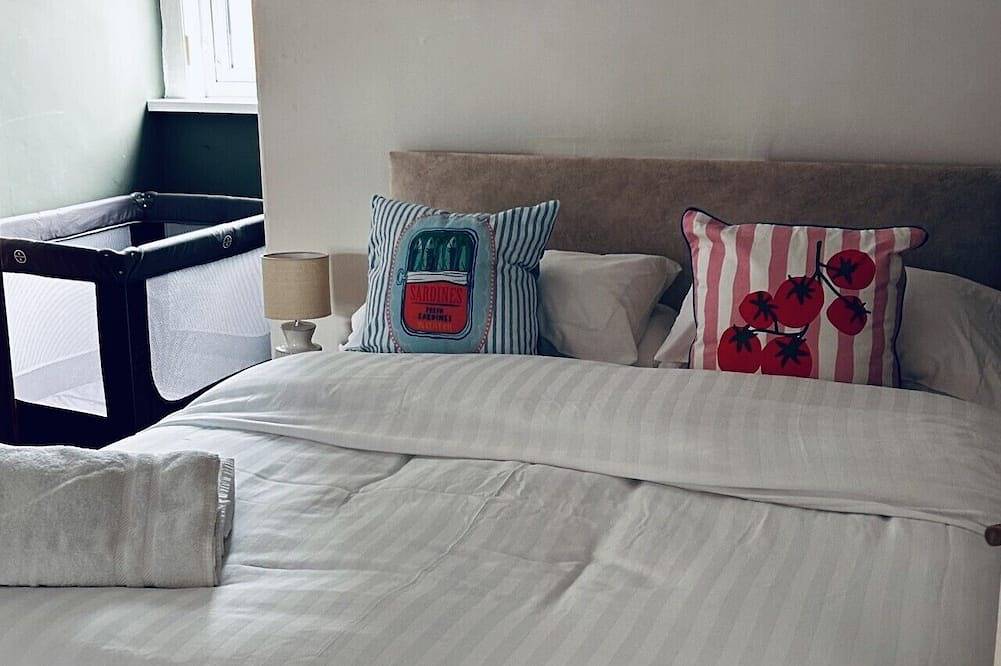 Newly Refreshed Cottage | New King Bed | Free Parking | Wifi in Sunderland