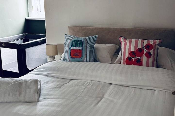 Newly Refreshed Cottage | New King Bed | Free Parking | Wifi in Sunderland
