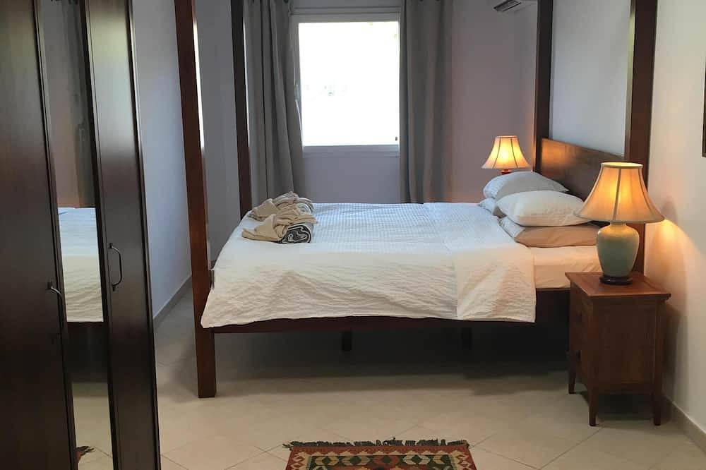 Villa de luxe pouvant accueillir jusqu'à 10 personnes avec piscine et immense jardin privé. in Nazaret, Teguise