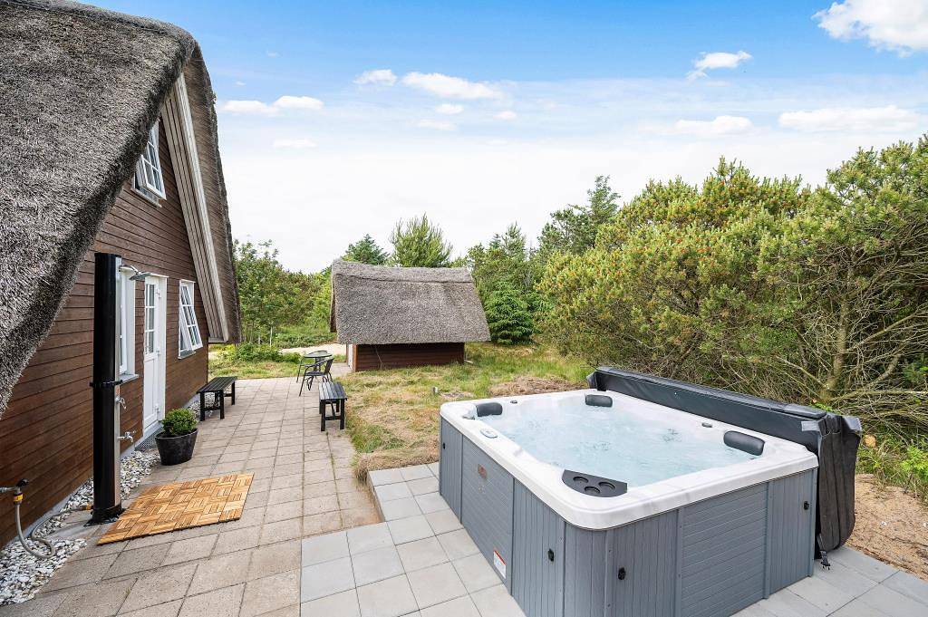 Modern holiday home with outdoor hot tub in Lodbjerg Hede in Lodbjerg Hede, Ringkøbing