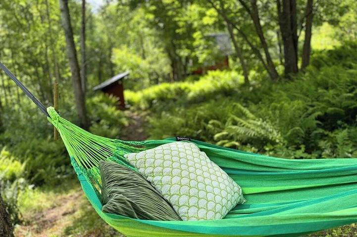 Kleine Hütte mit Außenküche am Waldbach in Lilla Edet, Bohuslän