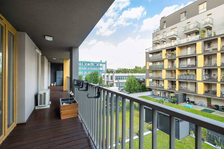 Appartement entier, Spacious Apartment with Balcony | Parking | Workspace in Cracovie, Petite-Pologne