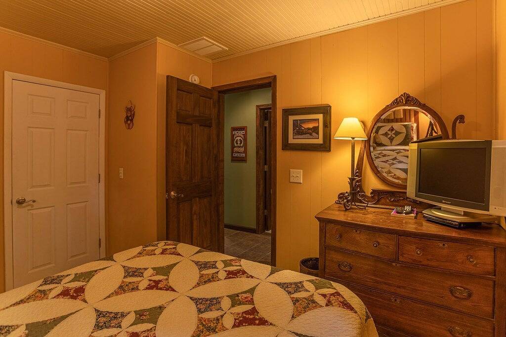 Bärenbungalow - 1 mi. von der Main Street Blowing Rock! Hot Tub - Tierfreundlich - Eingezäunt im Hof in Blue Ridge Parkway, Blowing Rock