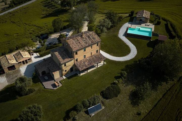 Location de vacances pour 12 personnes, avec jardin, animaux acceptés à Loro Piceno