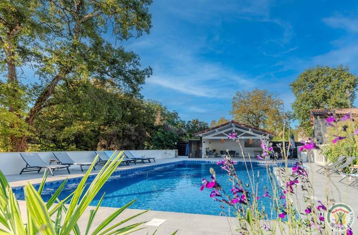 Gîte pour 7 personnes, avec terrasse ainsi que piscine et jardin à Sembas