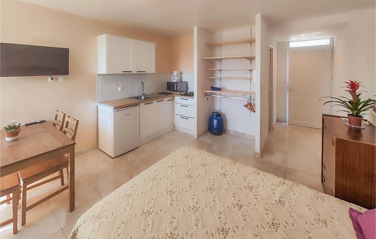 Appartement de vacances entier, Appartement de luxe à l'étage supérieur avec parking, vue et lit pour bébé in Loupian, Côte méditerranéenne (France)