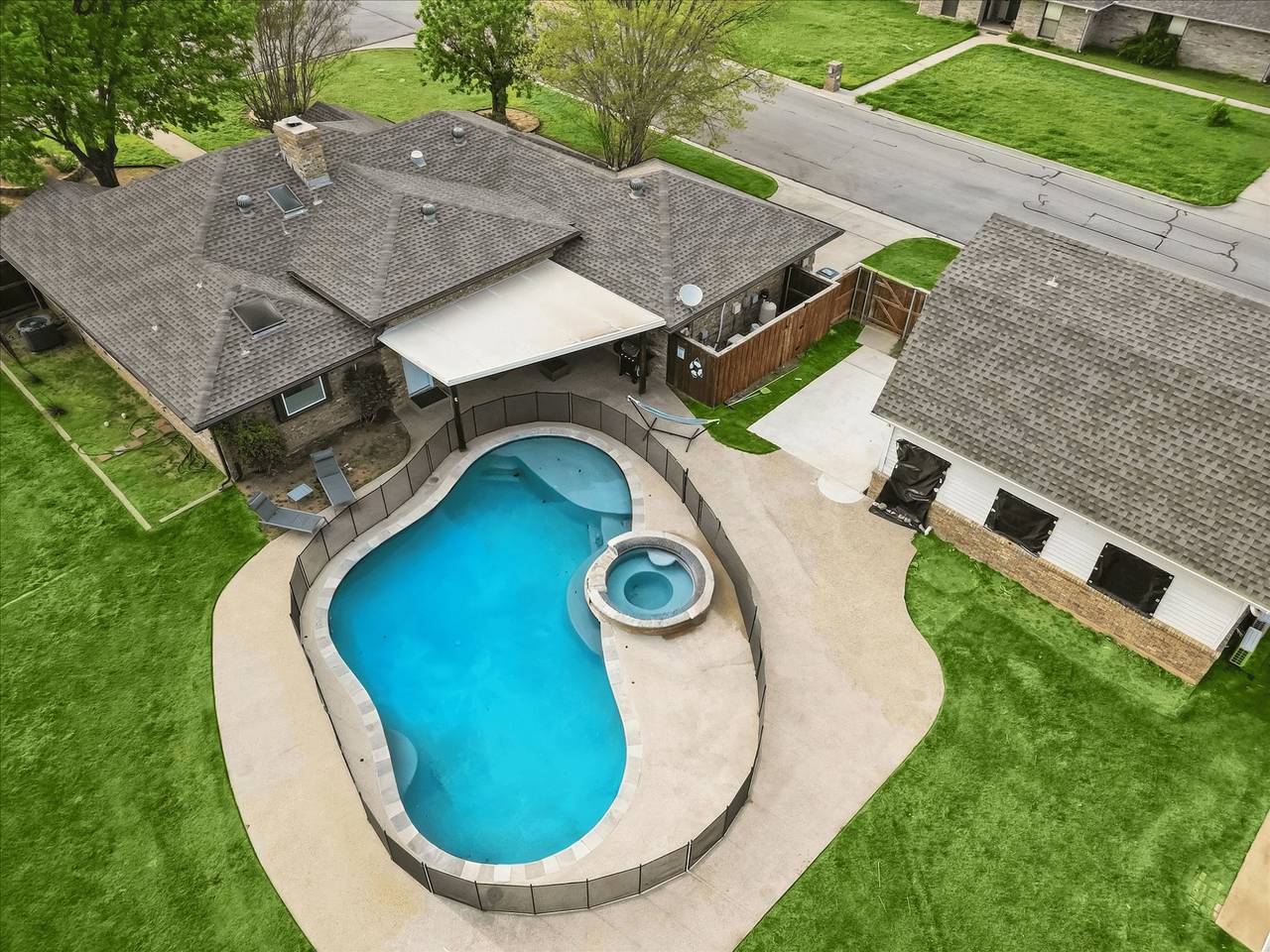 Gorgeous 4Br Home with Huge Yard Pool Hot Tub in Denton, Denton County