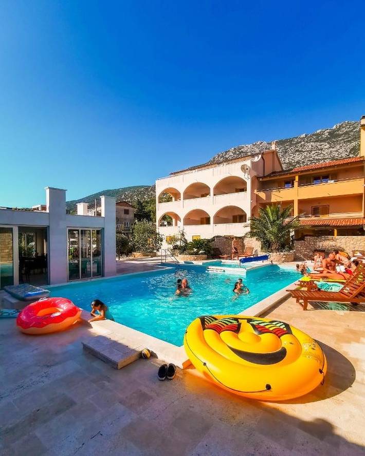 Ferienwohnung für 4 Personen, mit Garten und Kinderpool sowie Ausblick und Pool
