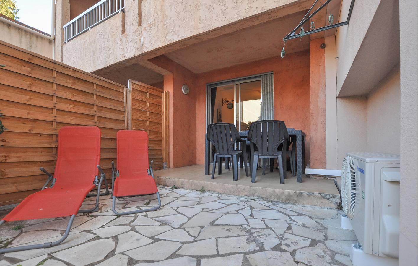 Ganze Ferienwohnung, Gemütliches Apartment in Strandnähe, Parkplatz, AC & Wifi in Frejus, Mittelmeerküste (Frankreich)