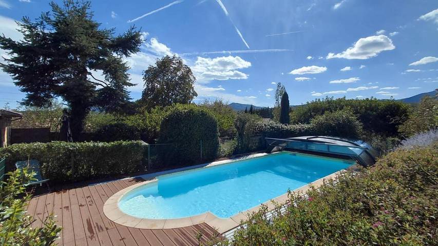 Gîte pour 4 personnes, avec Terrasse et Jardin ainsi que Piscine et Vue à Quintenas