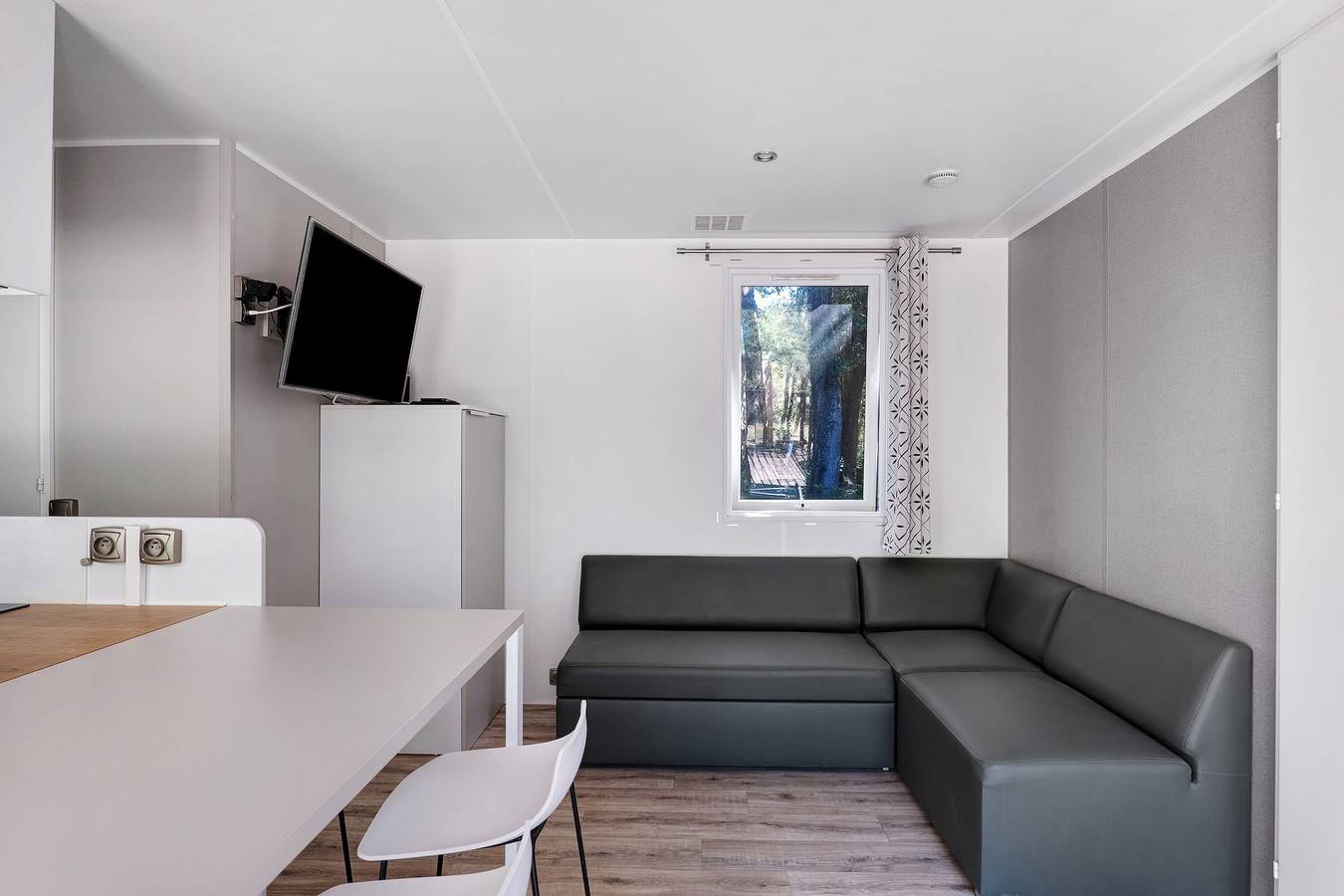 Mobile Home in a Peaceful Green Setting in Greffeil, Limoux region