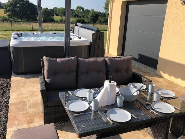 Location de vacances pour 7 personnes, avec vue et jardin dans Le Ménil-Vicomte