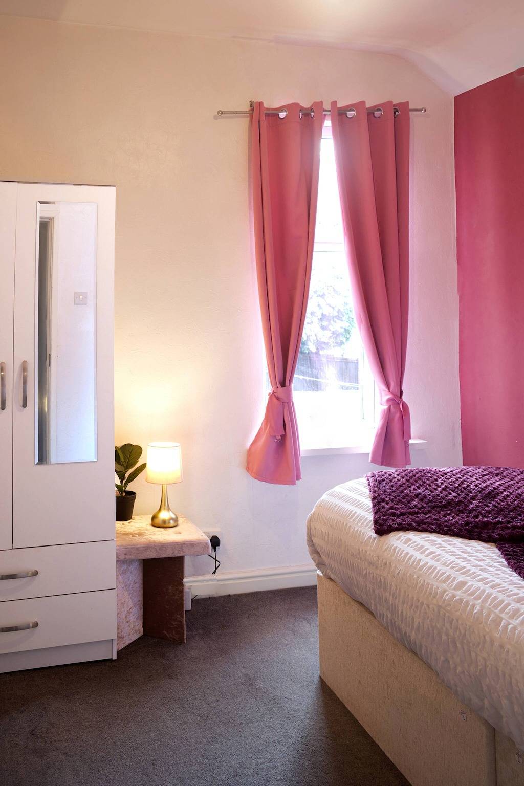 Acogedora habitación privada con Wifi rápido, cocina completa, jardín in Wolverhampton, Birmingham y alrededores