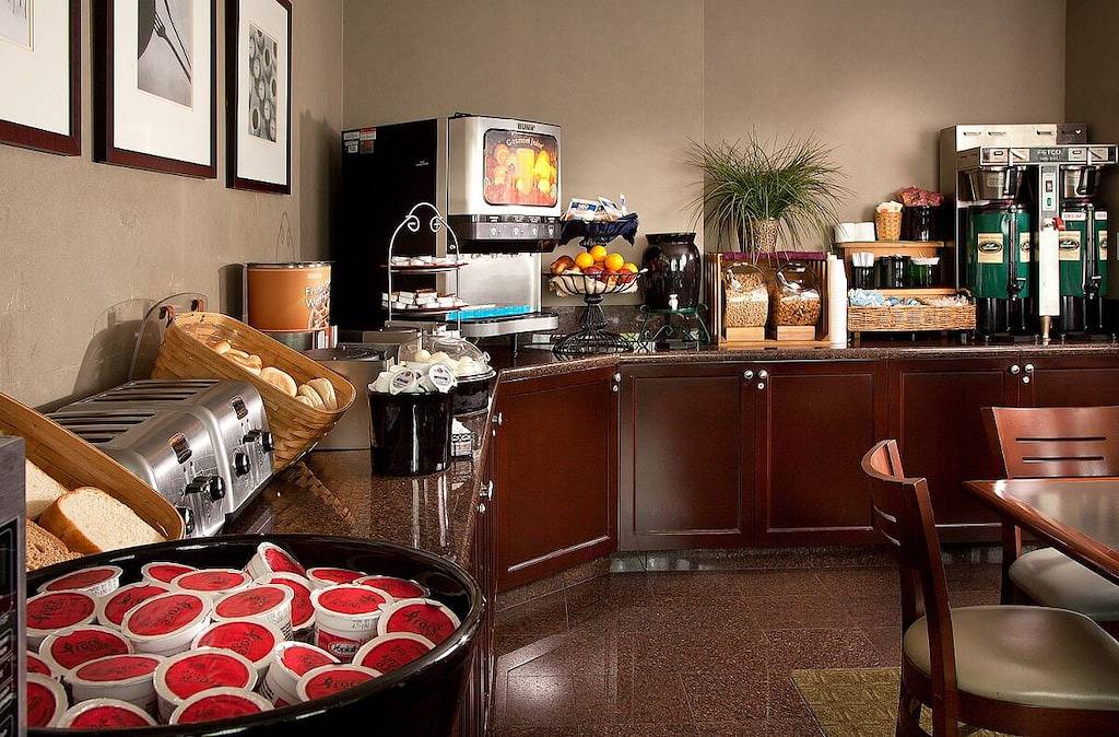 Look No More! Free Airport Shuttle & Continental Breakfast, Pets Allowed in SeaTac, King County