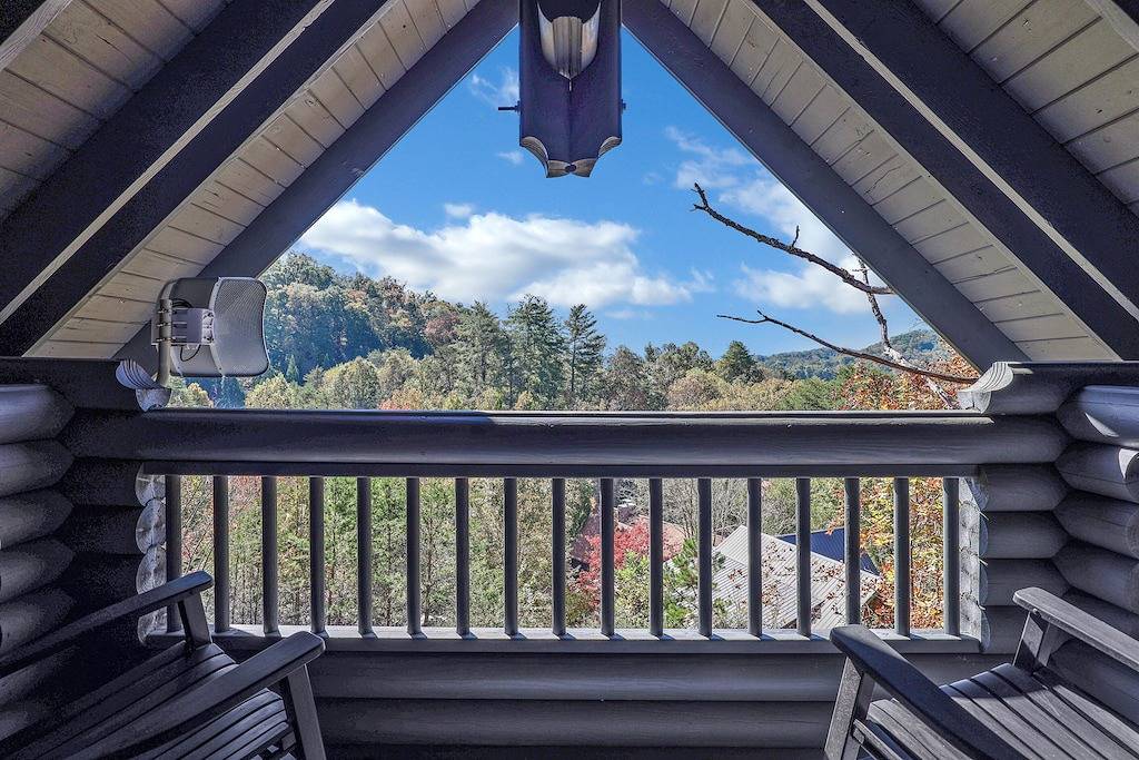 Bearless Whisper, a Beautiful Romantic Cabin Located Under a Mile from Soaky Mountain Water Park!! in Sevierville, Sevier County