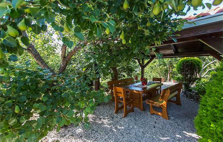 Ganze Ferienwohnung, Gemütliche 2-Zimmer-Wohnung mit Terrasse, Parkplatz und 2,5 km Entfernung zum Strand von Strobec in Podstrana, Split-Dalmatien
