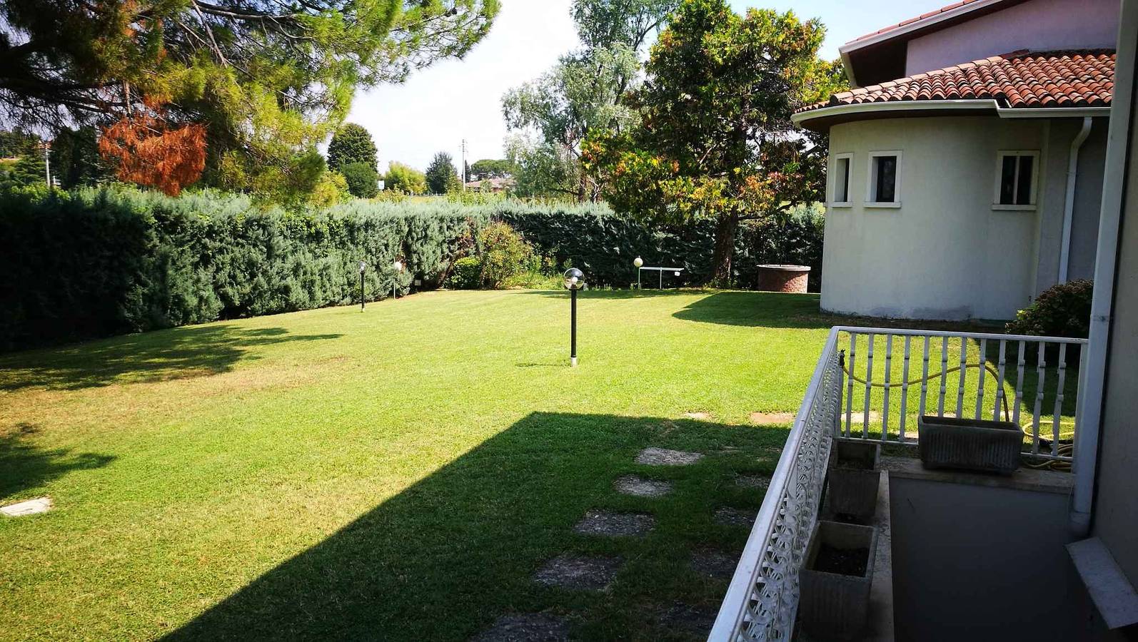Villa mit Blick auf den See in Lazise, Gardasee-Berge