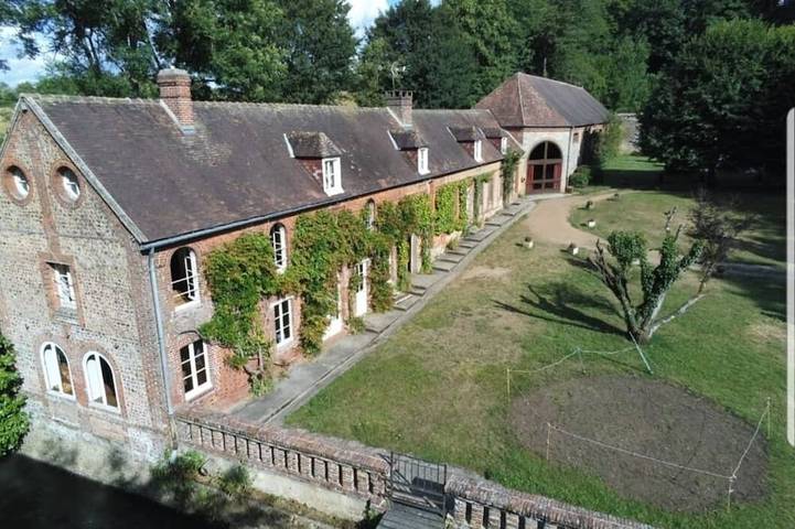 Gîte pour 30 personnes, avec jacuzzi à Saint-Martin-d'Écublei