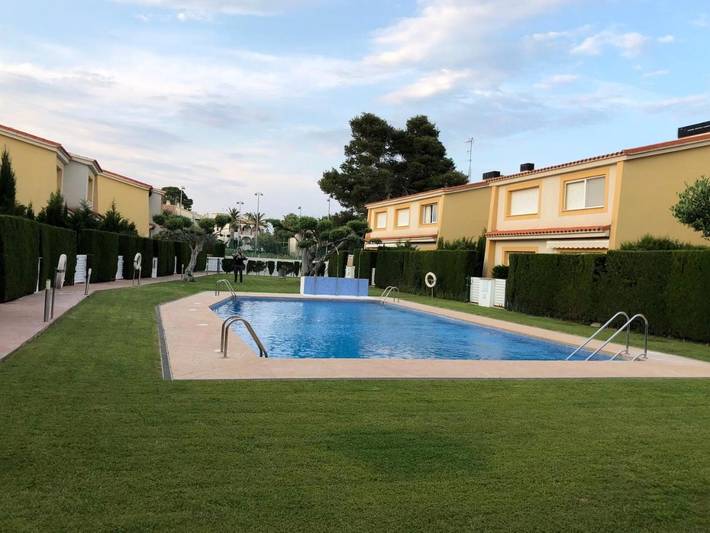 Ferienhaus für 6 Personen, mit Balkon und Terrasse sowie Garten und Pool in Montroig Bahia