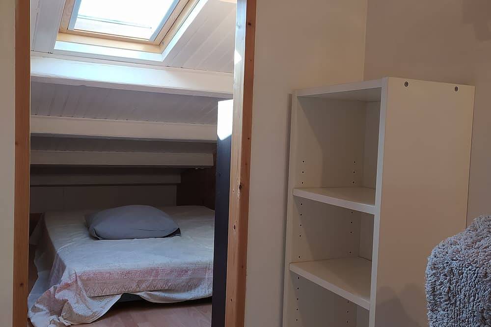 Two-room apartment in Fréjus, 5 km from the beaches, private swimming pool, guaranteed peace and quiet in Frejus, Massif de l'Esterel