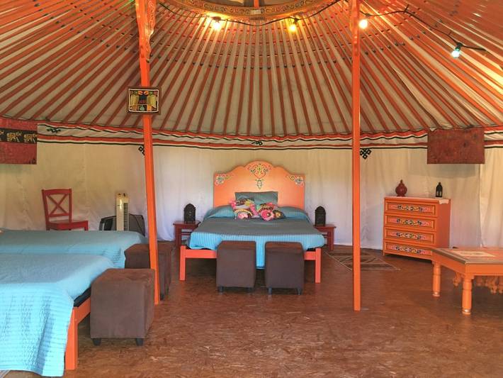 Yourte pour 6 personnes, avec jardin ainsi que piscine et terrasse