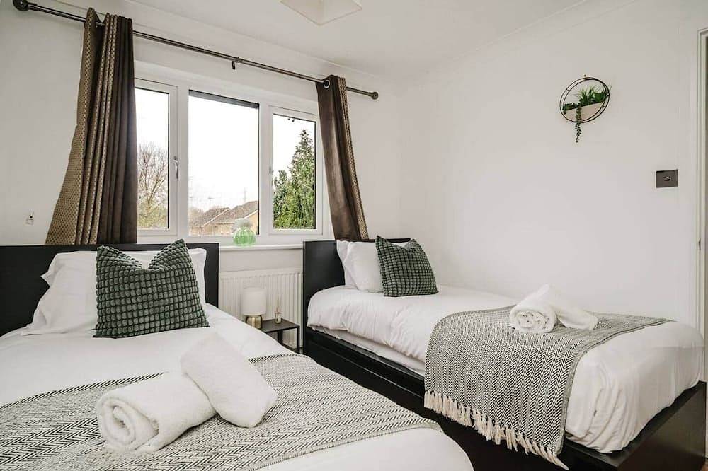 Fowler House – Modern 3-Bedroom Stay in Crawley, West Sussex