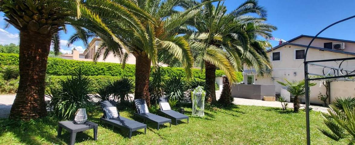 Location de vacances pour 2 personnes, avec vue ainsi que terrasse et jardin, animaux acceptés à Saint-Paul-de-Vence