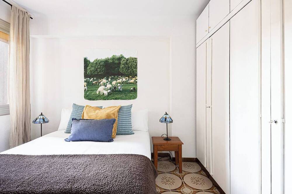 Entire apartment, Step into this delightful and snug 2-bedroom retreat, meticulously renovated and thoughtfully designed to offer a pleasant and cozy stay in Barcelona. in Cornellà de Llobregat, Baix Llobregat