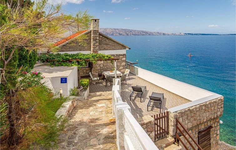 Gemütlich, 2 km zum Strand: Modernes Apartment mit Terrasse und Annehmlichkeiten in Jablanac, Naturpark Velebit