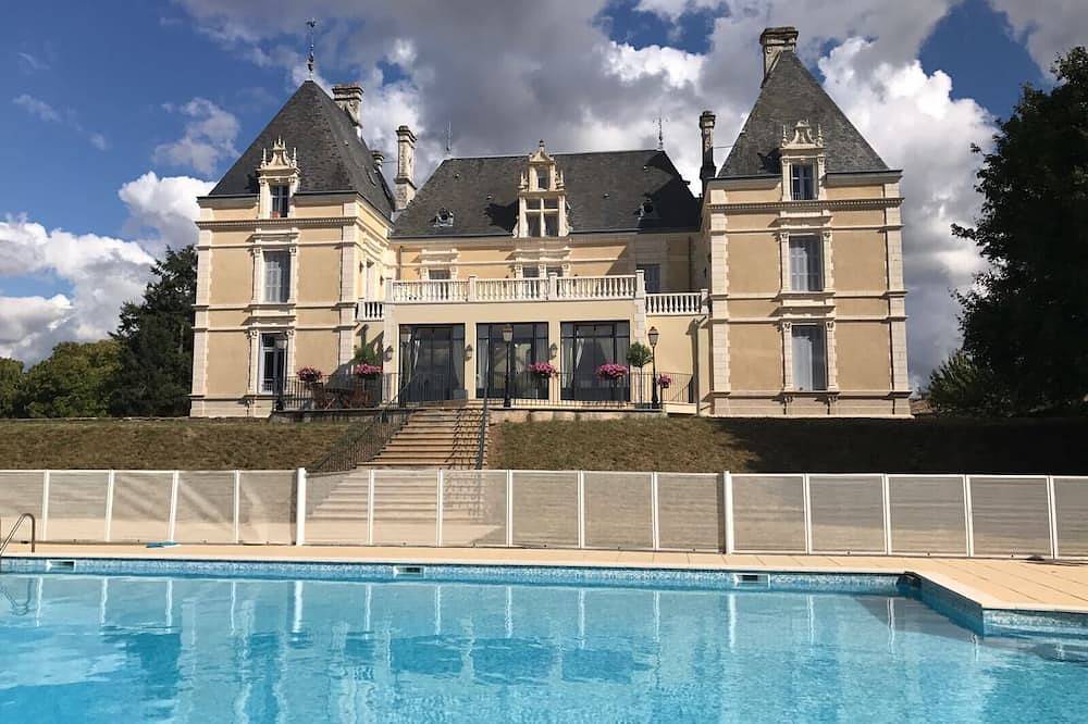 Ganze Wohnung, Schöne Wohnung in renoviertem Chateau in Les Forges, Deux-Sèvres