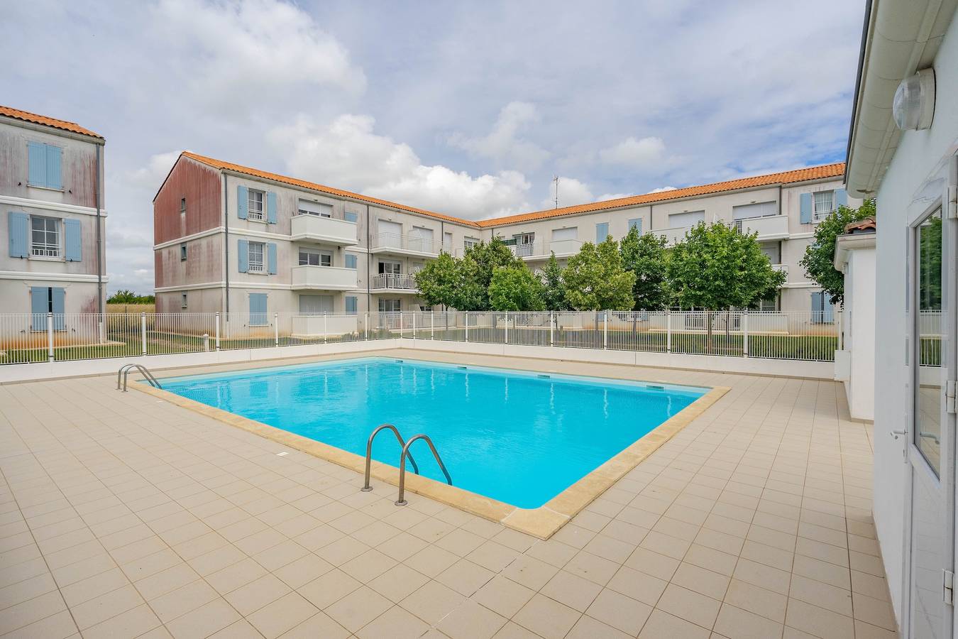 Ganze Wohnung, Apartment 'Evasion Charentaise' mit Gemeinschaftspool, Balkon und Wlan in Marennes, Côte de Beauté