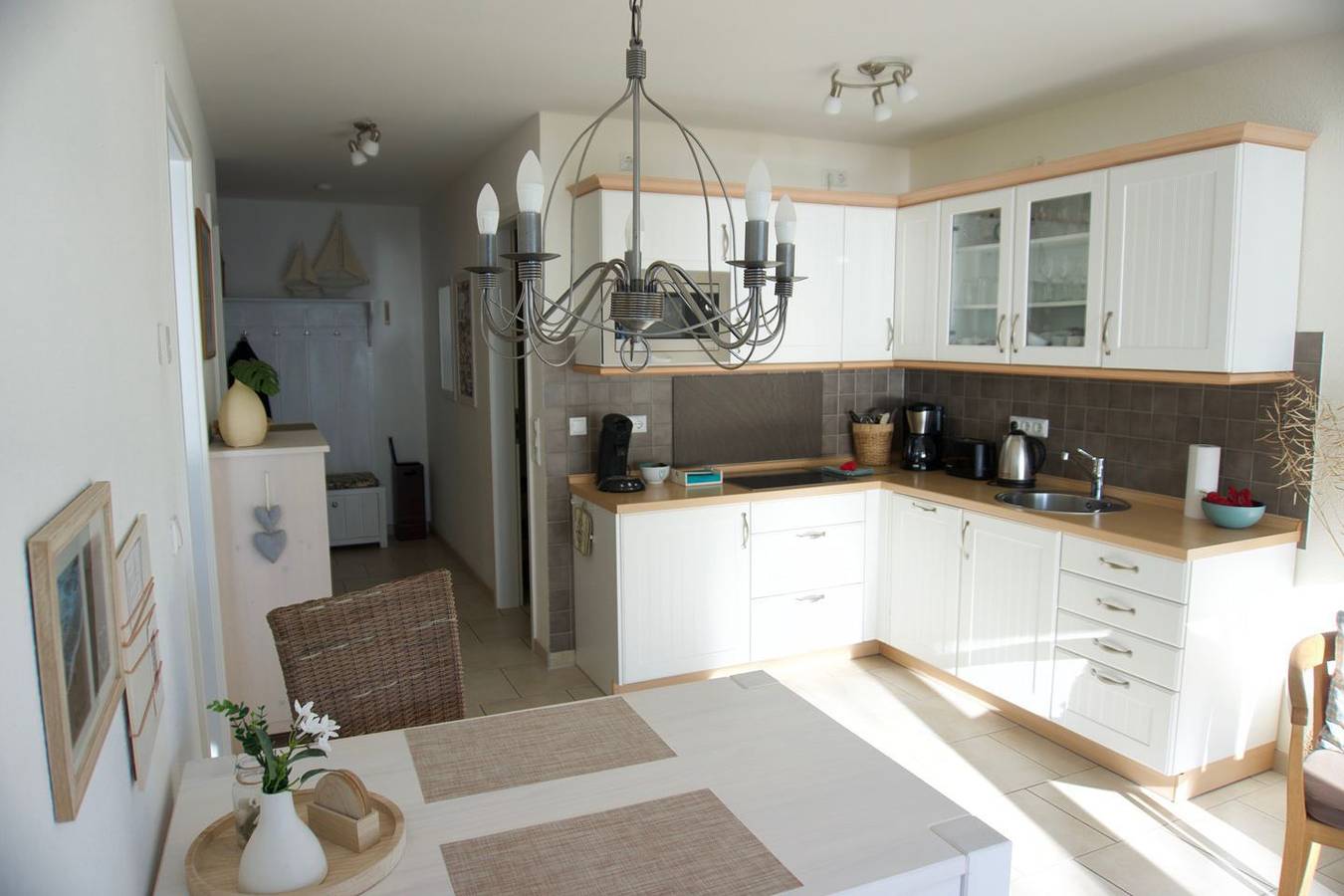 Appartement entier, Großzügige Ferienwohnung mit überdachtem Balkon und Meerblick, direkt am Strand in Breege, Région de Rügen