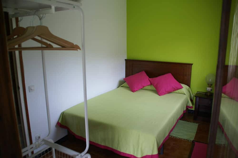 Casa rural Can Toni Rural con gran jardín y piscina privada in Gombreny, Pirineo Catalan