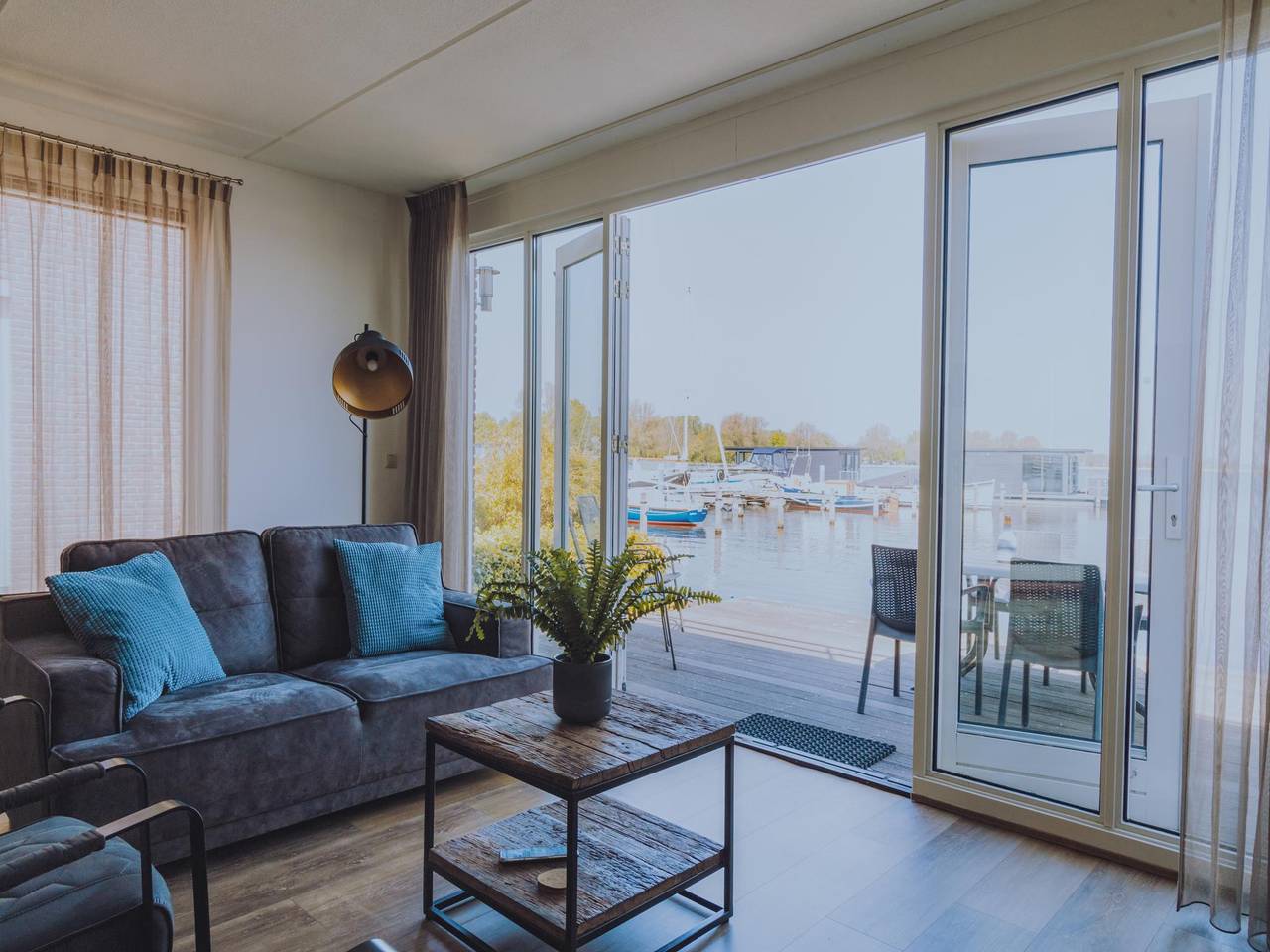 Direkt am Wasser, zwischen Alkmaar und Amsterdam
 in Uitgeest, Noord-Holland - Nordseeküste