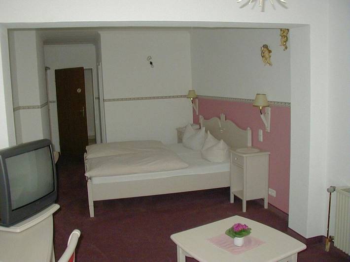 Hotel für 3 Personen, mit Balkon und Terrasse sowie Garten und Ausblick in Gladenbach - 3