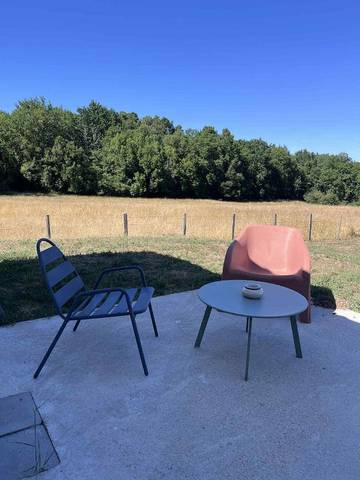Location de vacances pour 4 personnes, avec jardin ainsi que vue et terrasse à Douzillac