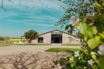 Gîte pour 10 personnes, avec jardin ainsi que terrasse et jacuzzi dans les Pays de la Loire