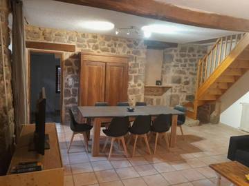 Gîte pour 12 personnes, avec vue ainsi que terrasse et piscine, animaux acceptés à Vinezac