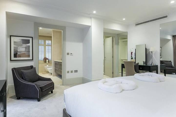 Entire apartment, Exclusive Two-Bed Flat on Iconic Park Lane in London, South East England
