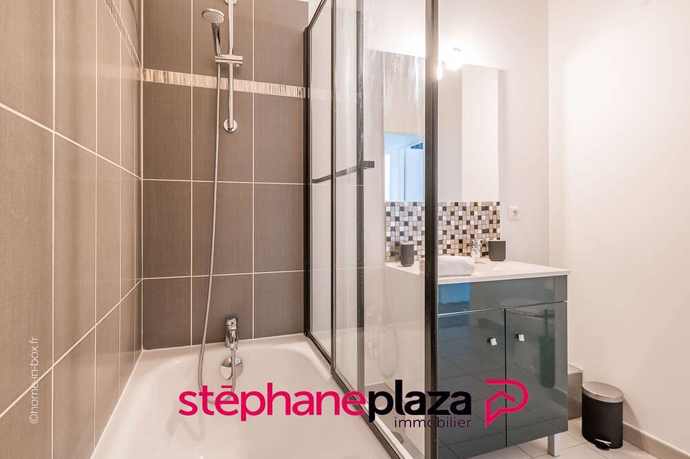 Apartamento entero, Plaza Hergé 01-Apartamento-Apartamento-Baño privado con bañera in Chessy, Sena y Marne