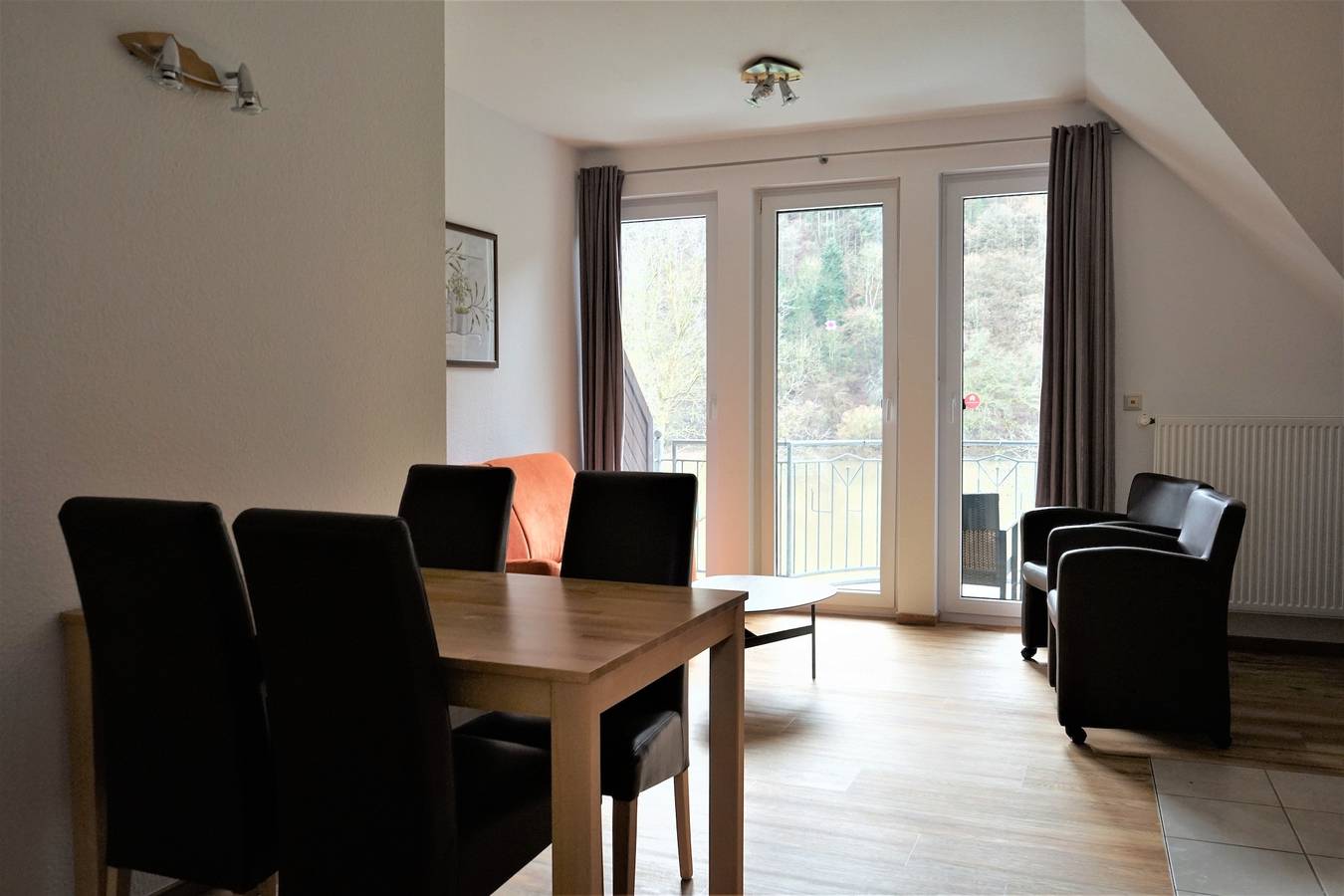 Ganze Ferienwohnung, Wohnung. 2 Pers. 1 Schlafzimmer und Wohnzimmer mit Balkon und Blick auf die Mosel in Ediger-Eller, Cochem-Zell