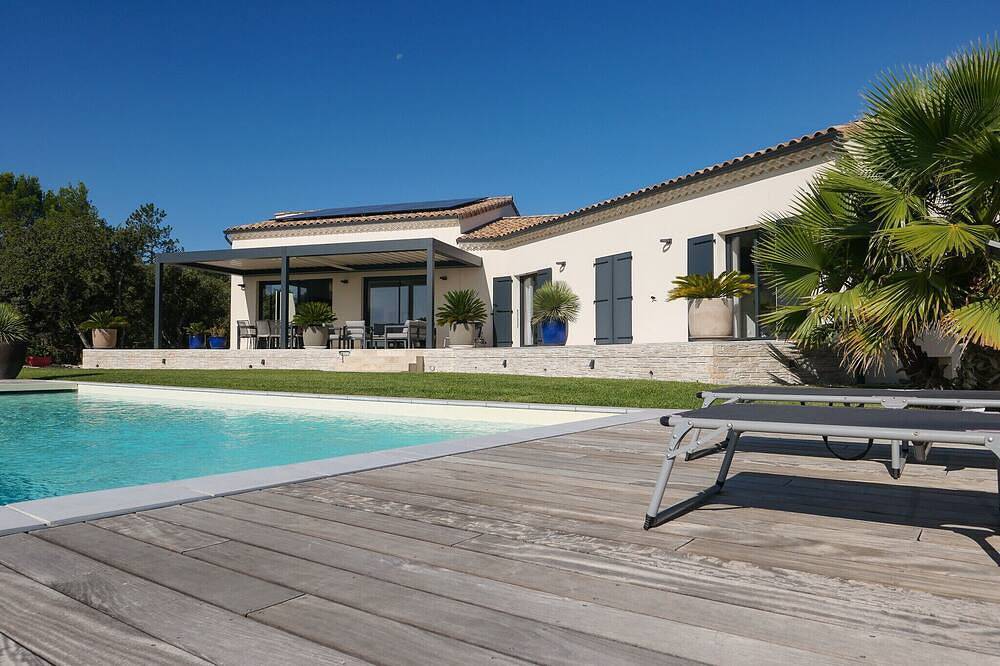 Contemporary villa with view and heated pool – St Restitut, Drôme Provençale in Saint-Restitut, Nyons region