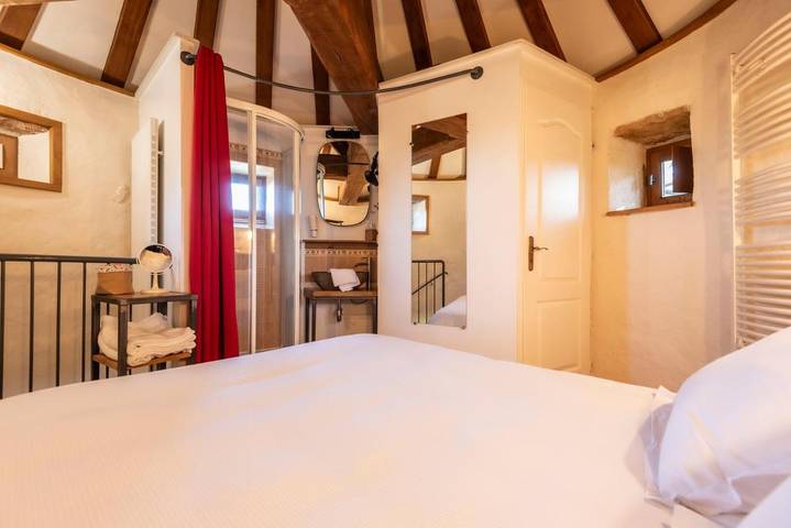 Gîte pour 2 personnes, avec vue ainsi que terrasse et vue sur le lac à Hurigny - 4