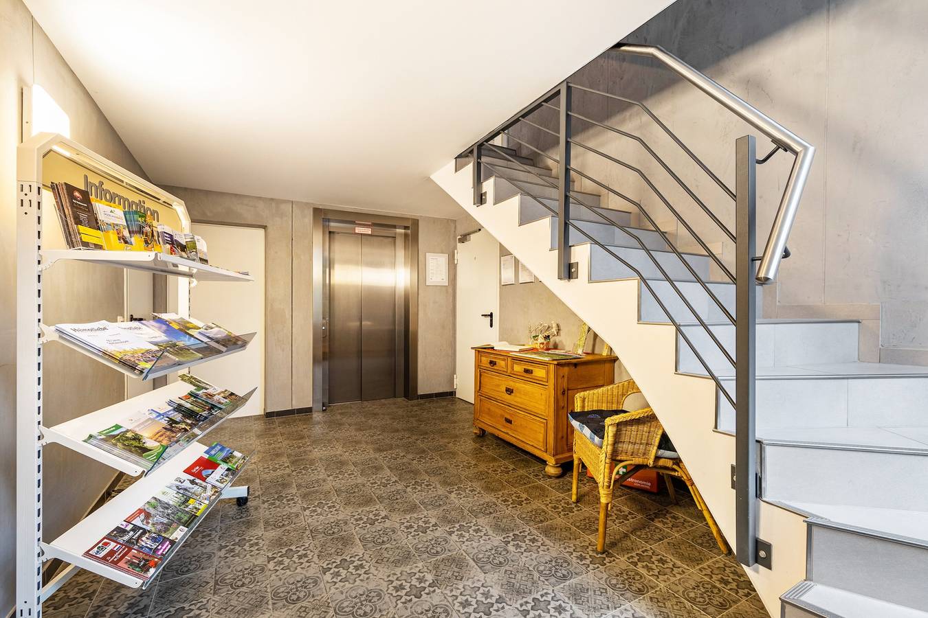 Ganze Wohnung, Apartment 'Ferienwohnung Drossel D, 50qm' mit Bergblick, gemeinsamer Terrasse und Wlan in Lennestadt, Sauerland