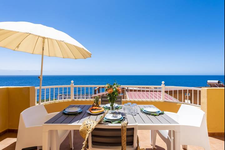 Ferienwohnung für 4 Personen, mit Balkon und Meerblick sowie Terrasse und Pool in Radazul