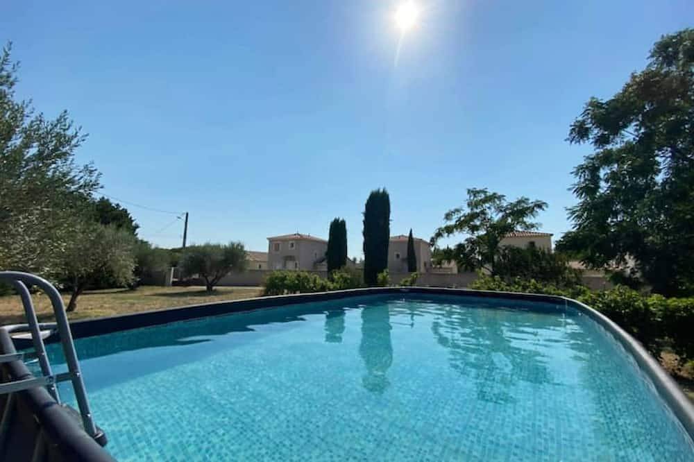 6 Bedroom Agritourism property in Saint-Hilaire-d'Ozilhan in Saint-Hilaire-d'Ozilhan, Region de Nimes